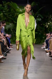 00042-michael-kors-spring-2023-ready-to-wear-credit-gorunway.thumb.jpg.9d8e9181ae604bd4942cbfbd76b4e526.jpg