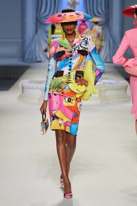 00042-moschino-spring-2023-ready-to-wear-credit-gorunway.thumb.jpg.49aaca39d0bc5a9cbd816e1eb4bc1506.jpg