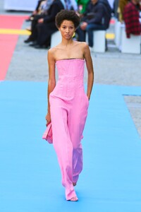 00045-stella-mccartney-spring-2023-ready-to-wear-credit-gorunway.thumb.jpg.0225582a53659d2494c3760d74d0b246.jpg