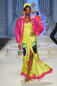 00049-moschino-spring-2023-ready-to-wear-credit-gorunway.thumb.jpg.f0c628b21ea034422d11b07712d4619e.jpg