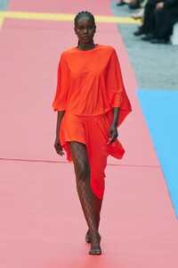 00049-stella-mccartney-spring-2023-ready-to-wear-credit-gorunway.thumb.jpg.539c4b1a14ad3f223952ac7c30c0db49.jpg