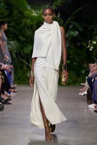 00054-michael-kors-spring-2023-ready-to-wear-credit-gorunway.thumb.jpg.f5ff943b81c55083c7acb29b9cf79f89.jpg