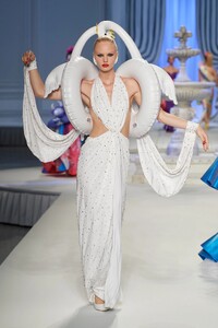 00058-moschino-spring-2023-ready-to-wear-credit-gorunway.thumb.jpg.35bec0cb8d17eaa49c99f8fa22f95933.jpg