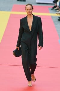 00058-stella-mccartney-spring-2023-ready-to-wear-credit-gorunway.thumb.jpg.0cbaabefeb601ebaf90f6137aec5fc7e.jpg