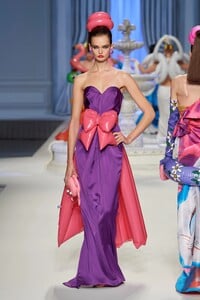 00060-moschino-spring-2023-ready-to-wear-credit-gorunway.thumb.jpg.08ab3c1cfbef7f27f5572c11f07e6bfd.jpg