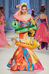 00061-moschino-spring-2023-ready-to-wear-credit-gorunway.thumb.jpg.4ba97c0ca98320c2f303d7b2e85bd4c4.jpg