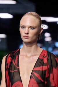 00065-michael-kors-spring-2023-ready-to-wear-details-credit-gorunway.thumb.jpg.8870d392df4d55e6eb7db7764692c7f2.jpg