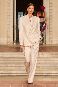 00065-ralph-lauren-spring-2023-ready-to-wear-credit-brand.thumb.jpg.7153248e62ba6c633b6059216567891f.jpg