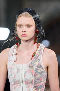00072-simone-rocha-spring-2023-ready-to-wear-details-credit-gorunway.thumb.jpg.cc01f1e87565ca6329b0793fda614322.jpg