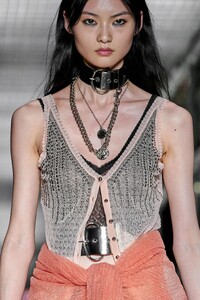 00074-paco-rabanne-spring-2023-ready-to-wear-details-credit-gorunway.thumb.jpg.656180ecb56a1f1241c75bd3d273a466.jpg