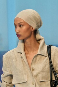 00078-max-mara-spring-2023-ready-to-wear-details-credit-gorunway.thumb.jpg.f6cbdb42fa1b68240bca925e0a5d86a2.jpg