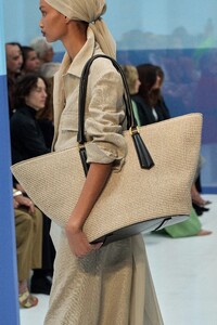 00079-max-mara-spring-2023-ready-to-wear-details-credit-gorunway.thumb.jpg.694411b44a82435875a0696af89e6f0f.jpg