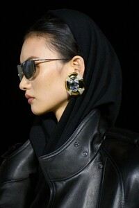00085-saint-laurent-spring-2023-ready-to-wear-details-credit-gorunway.thumb.jpg.28751feb7d858d956511ea6c7cb2bd21.jpg