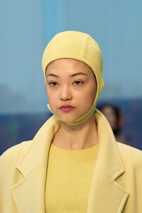 00091-max-mara-spring-2023-ready-to-wear-details-credit-gorunway.thumb.jpg.61118db1dba79191de2b625333b29716.jpg