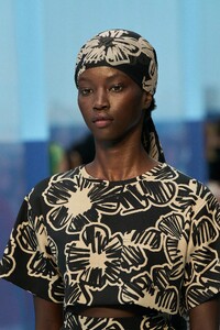 00128-max-mara-spring-2023-ready-to-wear-details-credit-gorunway.thumb.jpg.4f0bbc59348ad4784ab5311c7a571183.jpg