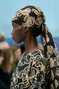 00129-max-mara-spring-2023-ready-to-wear-details-credit-gorunway.thumb.jpg.d7d59ddf6d9774b9729f919b8b7ede3b.jpg