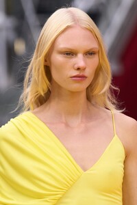 00173-stella-mccartney-spring-2023-ready-to-wear-details-credit-gorunway.thumb.jpg.856caaebb190a5a19a795104190b58f2.jpg