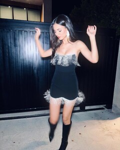 [2023.12.02] victoriajustice_405492883_390423736657815_5492331336669824750_n.jpg