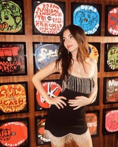 [2023.12.02] victoriajustice_405814561_369170815555290_8851253228381004459_n.jpg