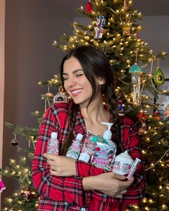 [2023.12.04] victoriajustice_405797892_381283217800081_8672994541299442018_n.jpg