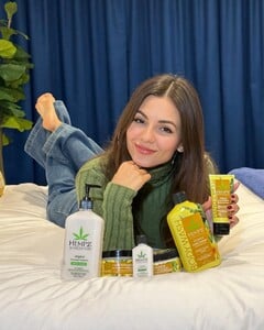[2023.12.04] victoriajustice_408010298_1710333876126923_7777050535294521055_n.jpg