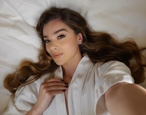 [2023.12.25] haileesteinfeld_412629931_761542385515899_7538514587083339252_n.jpg