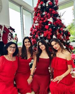 [2023.12.26] alessandraambrosio_414913074_18408191374000670_7434500658353103847_n.jpg
