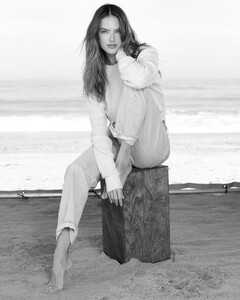 [2023.12.28] alessandraambrosio_414804966_18408509728000670_5578255360516790677_n.jpg