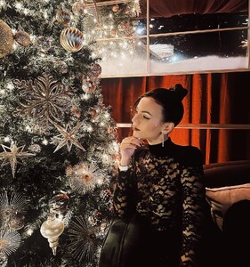 [2023.12.12] victoriajustice_409613667_685010853509843_8172092242773043908_n.jpg