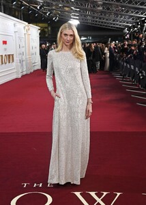 408948017_elizabeth-debicki-crown-finale-08.jpg