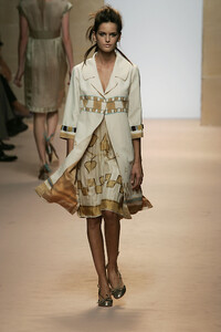 AlbertaFerretti2006WomenRTW28.thumb.jpg.ab7e2139da373b669579a3d9f30c738f.jpg