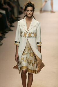 AlbertaFerretti2006WomenRTW30.thumb.jpg.400ef6d8fb8cf13447371c78ff19361a.jpg