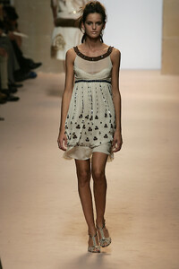 AlbertaFerretti2006WomenRTW93.thumb.jpg.95f3bf66bd4276a93640b9917183c5f0.jpg