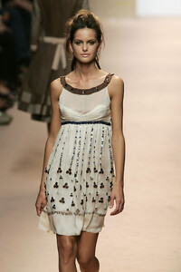 AlbertaFerretti2006WomenRTW94.thumb.jpg.ed7727ddcf01f39347630a28f37d8028.jpg
