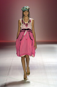 AlexandreHerchcovitch2006WomenRTW14.thumb.jpg.59299e721a3a558a8384c67e8834bc05.jpg