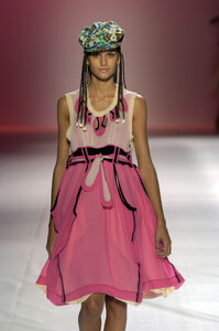 AlexandreHerchcovitch2006WomenRTW15.thumb.jpg.b54991154cdf58a8185670b9a665b96f.jpg