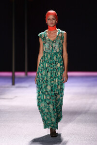 AlexandreHerchcovitch2006WomenRTW48.thumb.jpg.a0d3926793ef787862c1e81455ed715c.jpg