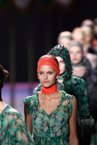 AlexandreHerchcovitch2006WomenRTW71.thumb.jpg.b3dfd269436f43c0330a501659341d6f.jpg
