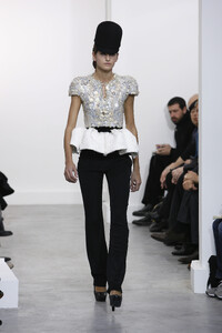 Balenciaga2006WomenRTW118.thumb.jpg.73b9072edd94f2e7951e7e21b5a298c6.jpg
