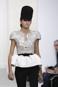 Balenciaga2006WomenRTW120.thumb.jpg.e9627c791637ae930bf0ae8ab378d06a.jpg