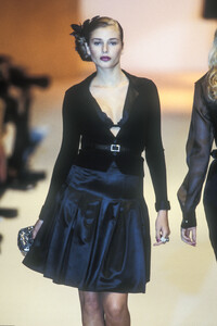 Blumarine1995WomenRTW93.thumb.jpg.746e30f1a81893dc128a92a992c5adad.jpg