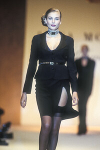 Blumarine1995WomenRTW99.thumb.jpg.f3f0bca282bdc8144906089532276387.jpg