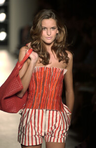 BottegaVeneta2006WomenRTW73.thumb.jpg.07e11e5bb686174a299bb6c495e6393c.jpg