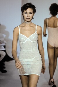 CapucinePuerari1995WomenRTW12.thumb.jpg.a9f801bb8bf889f63c4b57a14412ab9c.jpg