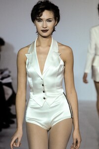 CapucinePuerari1995WomenRTW20.thumb.jpg.f5a658f3ae4aba7f9e5dd66b5defe78a.jpg
