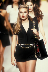 Chanel1995WomenRTW145.thumb.jpg.386b812dd860b4f5b8d9b598a96bba1b.jpg