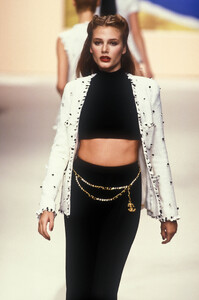 Chanel1995WomenRTW149.thumb.jpg.2fa1c6ec2910aa889c1f925c62d5b581.jpg