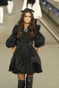Chanel2006WomenRTW93.thumb.jpg.68209312b612d3b1d6a762bdb6de0531.jpg