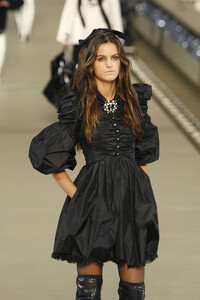 Chanel2006WomenRTW94.thumb.jpg.a97d19935062a64ff42e40f37e99bf2c.jpg
