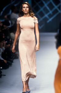 Chloe1995WomenRTW84.thumb.jpg.264189ebabf358b0d2d2c019d1bc7760.jpg